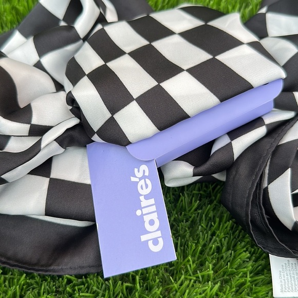 Claire's Monochrome Checkered Wrap - Picture 3 of 3